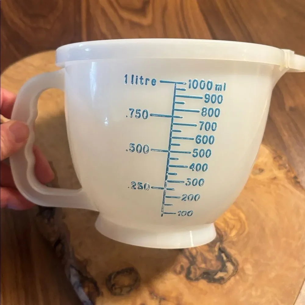 Vintage Tupperware 4 Cup Mix 'n Store